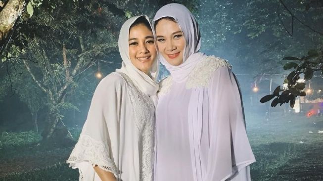 Naysila Mirdad (kiri) dan Dian Nitami. [Instagram]