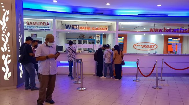 Suasana counter tiket di Pelabuhan Internasional Batam Center. [Suara.com/partahi]