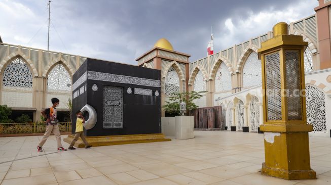 Warga berwisata Ramadhan melihat miniatur Ka'bah di Masjid Nurul Iman, Blok M Square, Jakarta Selatan, Jumat (8/4/2022). [Suara.com/Alfian Winanto]