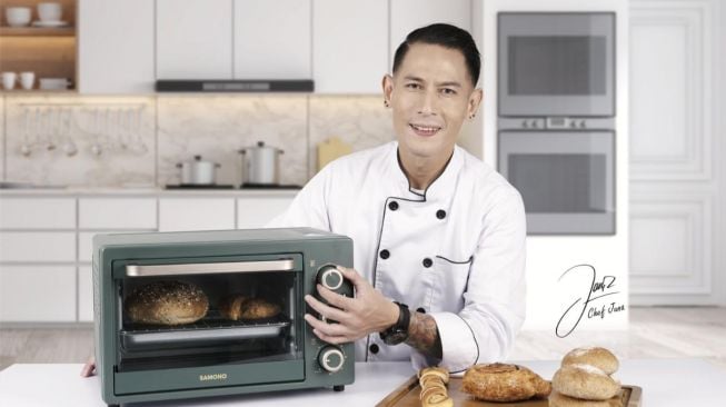 Chef Juna dan peralatan rumah tangga. (Dok: Istimewa)