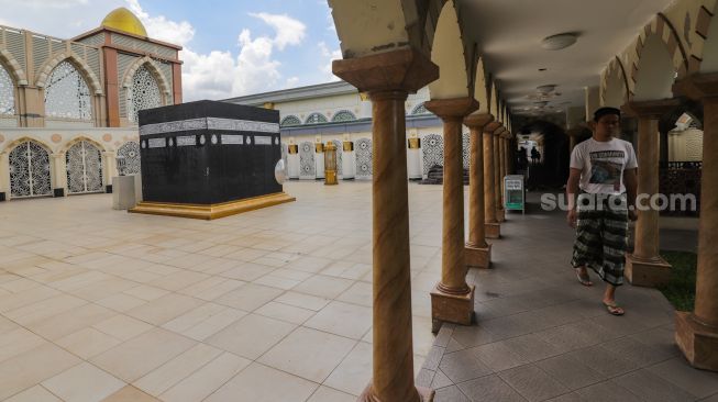 Warga berwisata Ramadhan melihat miniatur Ka'bah di Masjid Nurul Iman, Blok M Square, Jakarta Selatan, Jumat (8/4/2022). [Suara.com/Alfian Winanto]