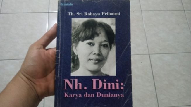 Ulasan Buku Nh. Dini: Karya dan Dunianya