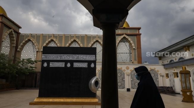 Warga berwisata Ramadhan melihat miniatur Ka'bah di Masjid Nurul Iman, Blok M Square, Jakarta Selatan, Jumat (8/4/2022). [Suara.com/Alfian Winanto]