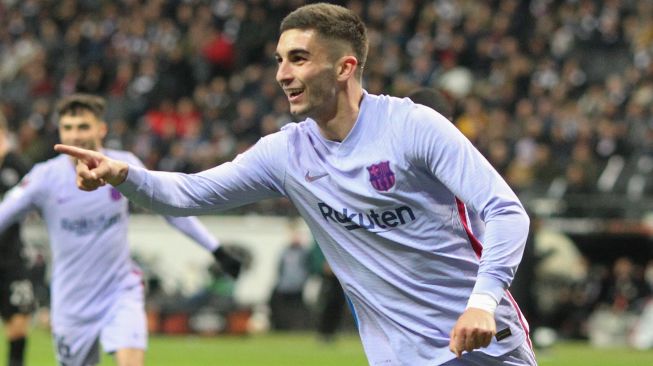 Penyerang Barcelona Ferran Torres merayakan golnya yang berhasil menyamakan kedudukan menjadi 1-1 saat pertandingan leg pertama perempat final Liga Europa UEFA antara Eintracht Frankfurt dengan FC Barcelona di Frankfurt, Jerman, Kamis (7/4/2022). [Daniel ROLAND / AFP]