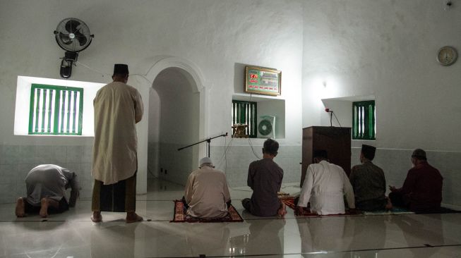  Warga mengikuti salat Jumat di Masjid Selo, Panembahan, Kraton, Yogyakarta, jumat (8/4/2022). [ANTARA FOTO/Hendra Nurdiyansyah/foc]