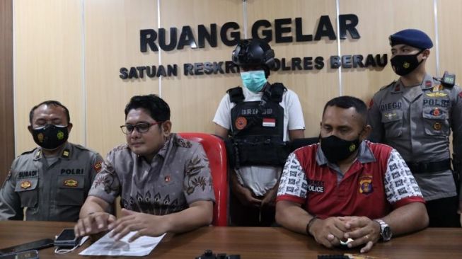 Satreskrim Polres Berau saat melakukan konfrensi pers penangkapan Brimob gadungan/Ist