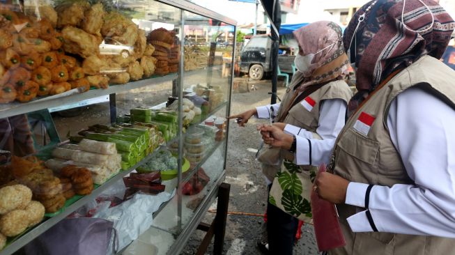 Petugas Balai Besar Pengawas Obat dan Makanan (BBPOM) Banda Aceh membeli jajanan berbuka puasa (takjil) Ramadhan untuk dilakukan pengujian laboratorium di Lambaro, Aceh Besar, Aceh, Kamis (7/4/2022). [ANTARA FOTO / Irwansyah Putra/hp]
