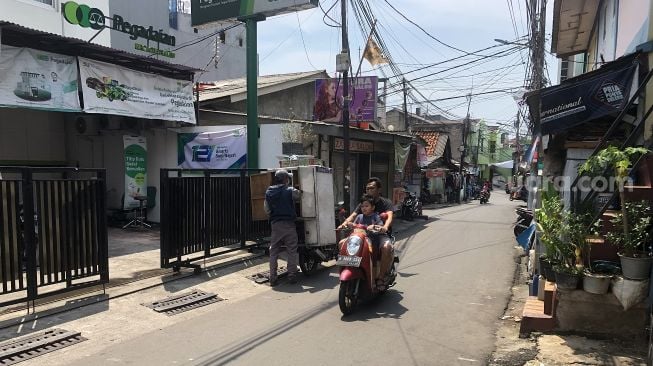 Lokasi tawuran yang menewaskan seorang pemuda di Kota Bambu Utara, Jakarta Barat, Sabtu (9/4/2022). [Suara.com/Faqih Fathurrahman]