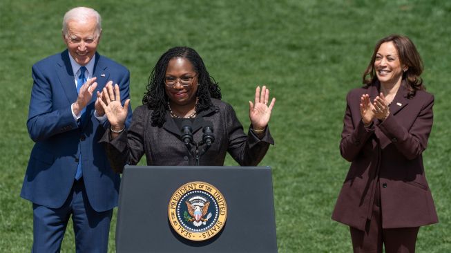 Hakim Ketanji Brown Jackson berbicara bersama Presiden Amerika Serikat Joe Biden dan Wakil Presiden Kamala Harris saat acara pengukuhan Jackson menjadi Hakim Agung Amerika Serikat di Gedung Putih, Washington DC, Amerika Serikat, Jumat (8/4/2022). [Jim WATSON / AFP]
