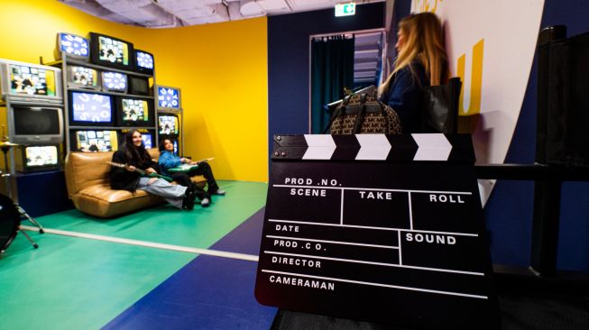 Orang-orang mengunjungi ruangan "You are Live" di dalam Youseum di Solna, Stockholm, Swedia, Senin (4/4/2022). [Jonathan NACKSTRAND / AFP]