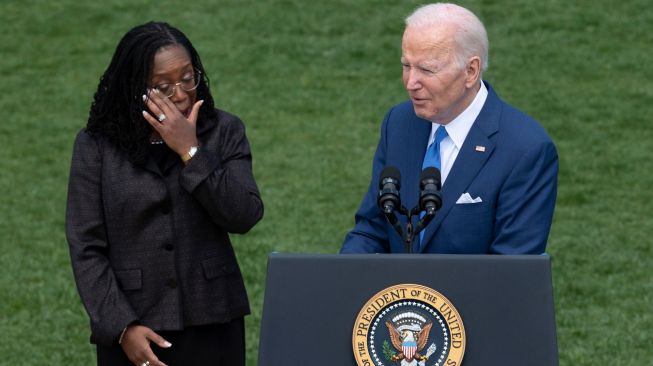 Presiden Amerika Serikat Joe Biden berbicara ketika Hakim Ketanji Brown Jackson menjadi emosional saat acara pengukuhan Jackson menjadi Hakim Agung Amerika Serikat di Gedung Putih, Washington DC, Amerika Serikat, Jumat (8/4/2022). [Jim WATSON / AFP]
