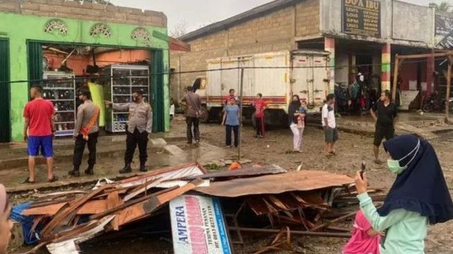 Puluhan Rumah Warga Dharmasraya Porak-poranda Diterjang Angin Puting Beliung