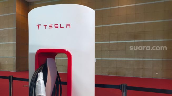 Battery charger Tesla untuk penggunaan di rumah, tampil melengkapi jajaran mobil-mobil Tesla di IIMS Hybrid 2022 [Suara.com/CNR ukirsari].