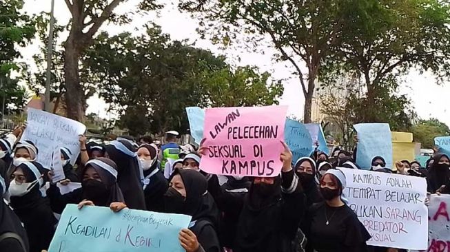 Ratusan Perempuan Gelar Aksi Tolak Vonis Bebas Syafri Harto di Kejati Riau