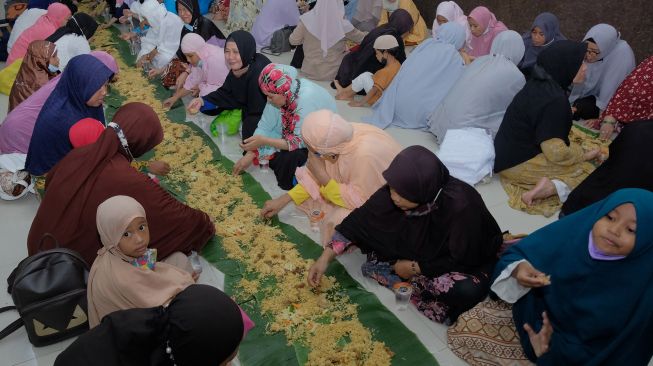 Umat Islam menggelar makan bersama atau megibung saat berbuka puasa di Masjid Baitul Makmur, Denpasar, Bali, Jumat (8/4/2022). [ANTARA FOTO/Nyoman Hendra Wibowo/wsj]