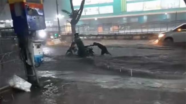 Jalan Pekanbaru Masih Banjir saat Hujan, Netizen Sindir Jabatan Pj Wali Kota Diperpanjang