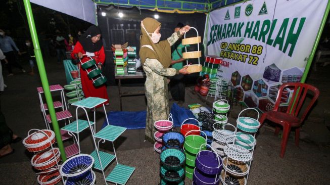 Warga melihat pameran Usaha Mikro Kecil dan Menengah (UMKM) di Kampung Ramadhan, Alun Alun Sidoarjo, Jawa Timur, Jumat (8/4/2022). [ANTARA FOTO/Umarul Faruq/wsj]