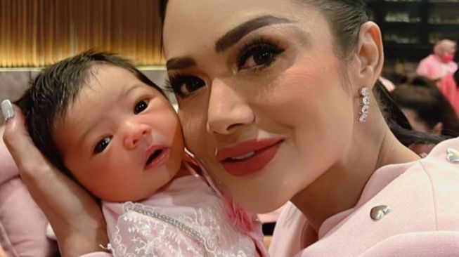 14 Potret Krisdayanti Momong Baby Ameena, Bahagia Banget Jadi Nenek