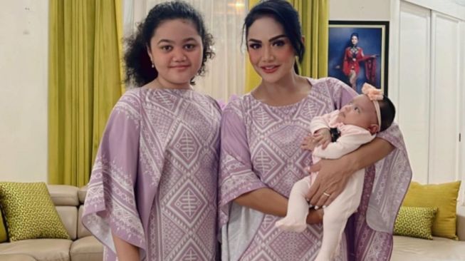 Krisdayanti, Amora dan Baby Ameena. [Instagram]