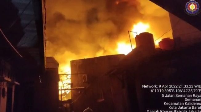 Kebakaran hebat landa gudang tiner di Cengkareng, Jakarta Barat, Sabtu (9/4/2022) malam. [Dok. Humas Jakfire]