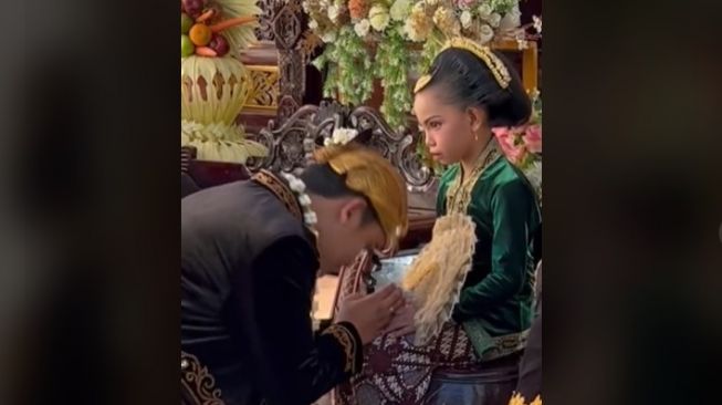 Aksi Jahil Pengantin Pria Saat Momen Sungkem, Malah Godain Putri Domas