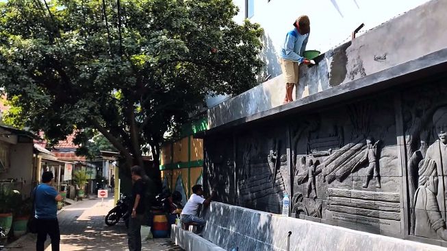 Habiskan APBD Rp119 Juta, Relief di Pinggir Kampung Sekayu Ini Ceritakan Pembangunan Masjid Tertua di Jateng