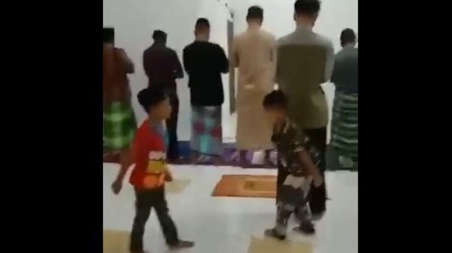 Viral Bocah Adu Jotos Saat Tarawih, Berhenti Saat Dengar Amin, Warganet : Amin yang Menyatukan Kita