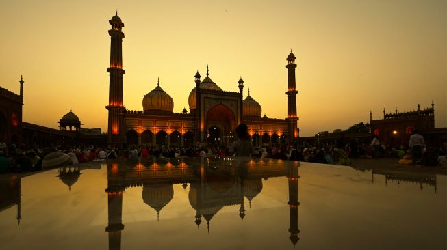 Pemandangan Masjid Jama saat senja di bulan suci Ramadhan di kawasan Old Delhi, India, Kamis (7/4/2022). [Money SHARMA / AFP]