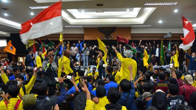 Sejumlah mahasiswa yang tergabung dari Aliansi Mahasiswa dan Masyarakat Tasikmalaya menduduki Gedung DPRD Kota Tasikmalaya saat unjuk rasa di Kota Tasikmalaya, Jawa Barat, Jumat (8/4/2022). [ANTARA FOTO/Adeng Bustomi/wsj]
