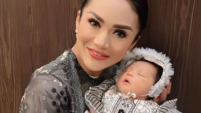 Krisdayanti Akhirnya Bisa Pamer Foto Bareng Besan, tapi Warganet Curiga Konten Lama