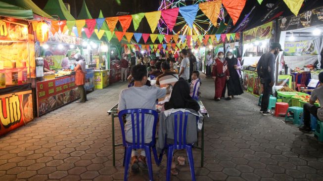 Warga mengunjungi pameran Usaha Mikro Kecil dan Menengah (UMKM) di Kampung Ramadhan, Alun Alun Sidoarjo, Jawa Timur, Jumat (8/4/2022). [ANTARA FOTO/Umarul Faruq/wsj]
