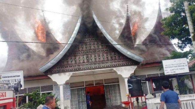 Kantor Lurah di Bukittinggi Terbakar, Seorang Petugas Damkar Terluka hingga Harus Dilarikan ke RS