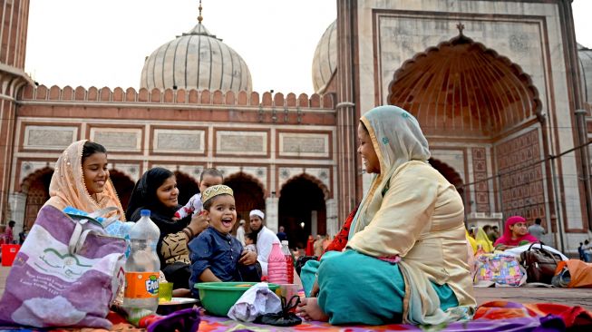 Umat Muslim bersiap untuk berbuka puasa di Masjid Jama di kawasan Old Delhi, India, Kamis (7/4/2022). [Money SHARMA / AFP]