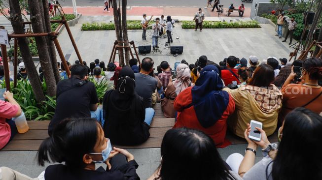 Warga berwisata akhir pekan sambil ngabuburit di Sky Deck Pusat Perbelanjaan Sarinah, Jakarta Pusat, Sabtu (9/4/2022). [Suara.com/Alfian Winanto]