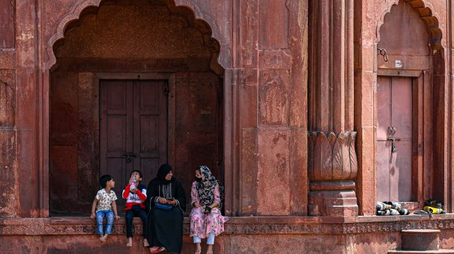 Umat Muslim duduk sebelum melaksanakan salat Jumat di Masjid Jama di Old Delhi, India, Jumat (8/4/2022). [Prakash SINGH / AFP]