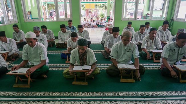 Warga binaan mengikuti tadarus Al quran di Lapas Kelas IIB, Kabupaten Batang, Jawa Tengah, Sabtu (9/4/2022).  ANTARA FORO/Harviyan Perdana Putra