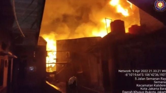 2 Petugas Jadi Korban Percikan Ledakan Kebakaran Gudang Kimia di Duri Kosambi Cengkareng