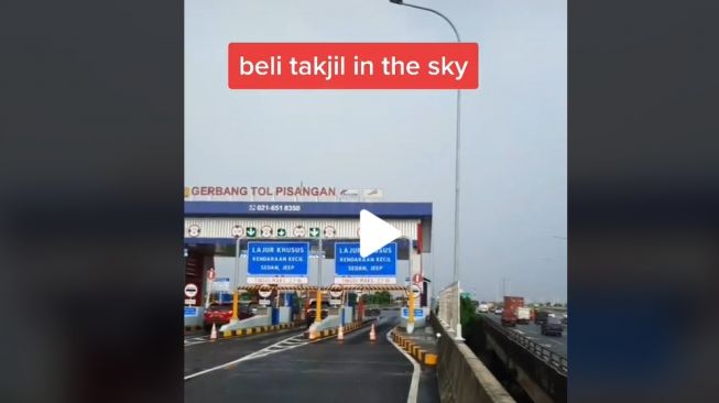 Viral Video Cara Petugas Tol Beli Makanan untuk Buka Puasa, Publik: Takjil In The Sky