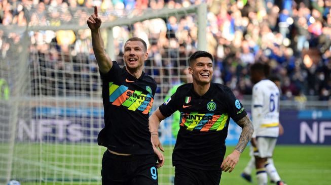 Pemain depan Inter Milan asal Edin Dzeko merayakan setelah mencetak gol selama pertandingan sepak bola Serie A Italia antara Inter Milan melawan Verona di stadion Giuseppe Meazza, Milan, Sabtu (9/4). 
MIGUEL MEDINA / AFP