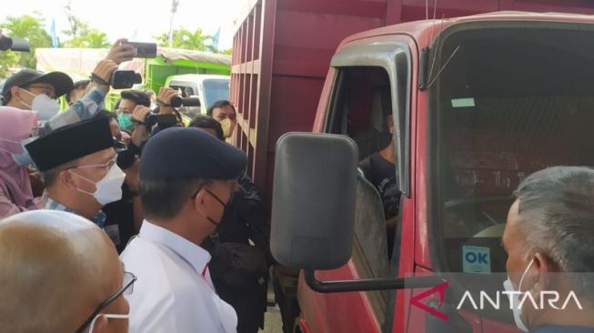 Sidak SPBU di Bengkulu, Menteri ESDM Arifin Tasrif Temukan Banyak Truk Industri Pakai Solar Subsidi