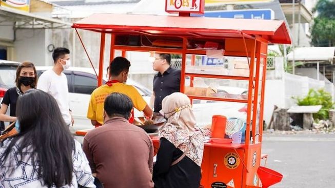 Warung Nasi Goreng Gisella Anastasia. (Instagram/rakoes.indonesia)