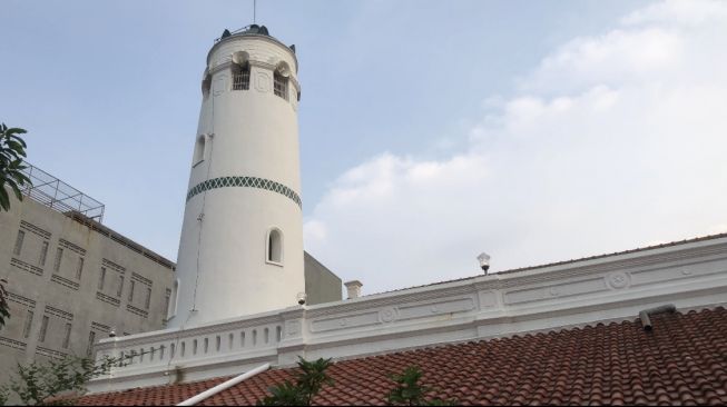 Menara Masjid Jami An Nawier Pekojan yang masih kental dengan nuansa perpaduan Timur Tengah dan neoklasik. [Suara.com/Faqih Faturrachman]