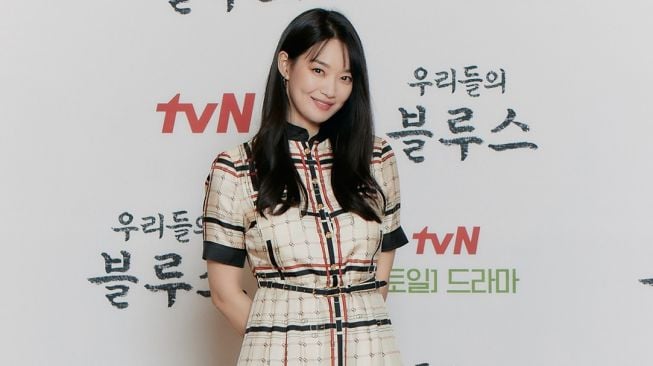 Shin Min Ah saat jumpa pers Our Blues [Netflix]