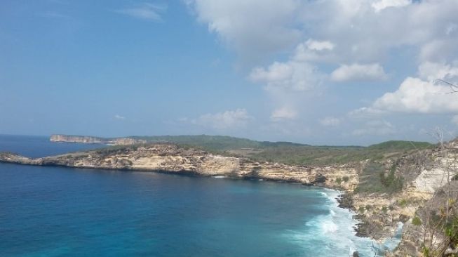 Tebing Mempesona di Pantai Tangsi, Pantai Pink Lombok Timur