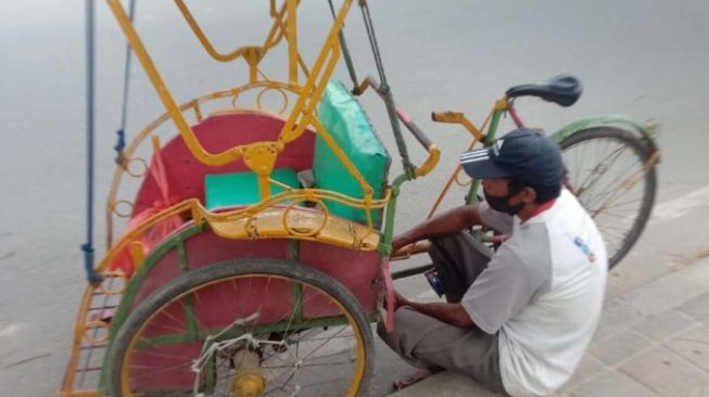 Penghasilan Rp20 Ribu Per Hari, Tukang Becak di Kota Kendari Punya Rumah Setelah Menabung 15 Tahun