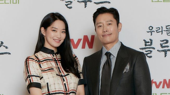 Lee Byung Hun dan Shin Min Ah saat jumpa pers Our Blues [Netflix]