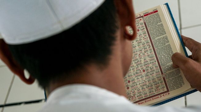 Warga binaan mengikuti tadarus Al quran di Lapas Kelas IIB, Kabupaten Batang, Jawa Tengah, Sabtu (9/4/2022).  ANTARA FORO/Harviyan Perdana Putra