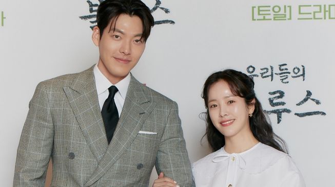 Kim Woo Bin dan Han Ji Min saat jumpa pers Our Blues [Netflix]