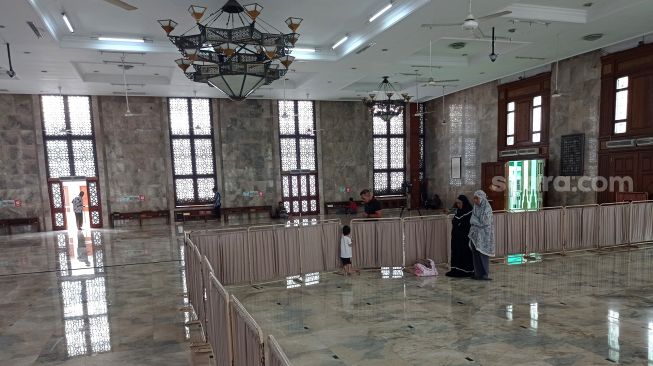 Umat Muslim beribadah di Masjid Agung Sunda Kelapa, Menteng, Jakarta, Minggu (10/4/2022). [Suara.com/Angga Budhiyanto]