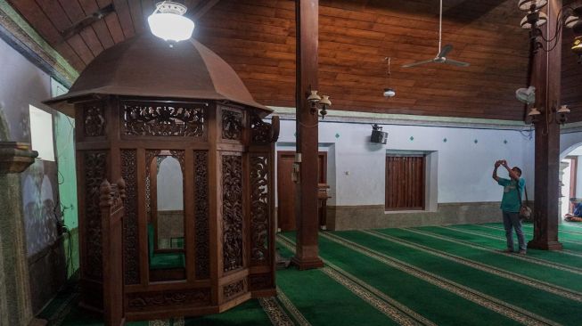 Pengunjung mengabadikan gambar ruangan dalam masjid menggunakan telepon selulernya di Masjid Jami Aulia, Sapuro, Pekalongan, Jawa Tengah, Sabtu (9/4/2022).  ANTARA FOTO/Harviyan Perdana Putra